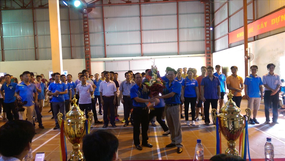 Lãnh đạo LĐLĐ tỉnh tặng hoa chúc mừng hội thao. Ảnh: B.Mạnh