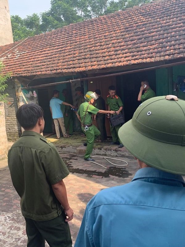 Lực lượng công an có mặt điều tra vụ án. Ảnh: V.T