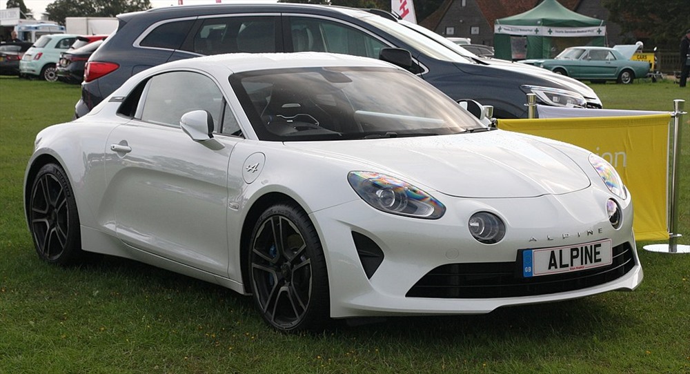 Alpine A110 là một xe thể thao được giới thiệu tại Geneva International Motor Show tháng 3.2017.