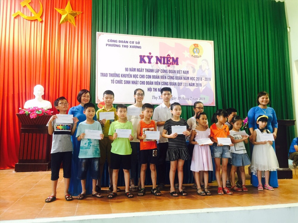 Ban Chấp hành công đoàn trao thưởng khuyến học cho con đoàn viên.
