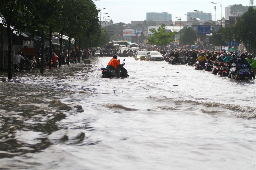 Nước ngập như sông trên đường Phạm Văn Đồng. Ảnh: M.Q