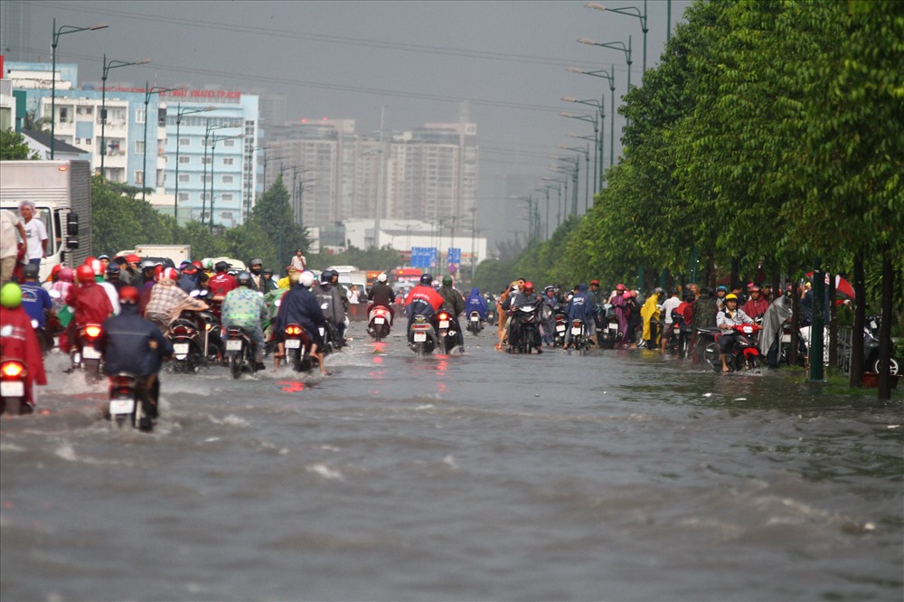 Đường Phạm Văn Đồng được đầu tư hệ thống thoát nước bài bản nhưng chưa đồng bộ với khu vực xung quanh nên mưa vẫn ngập. Ảnh: M.Q