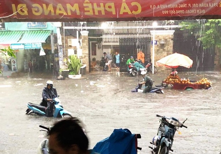 Cơn mưa lớn chiều 17.7 khiến nước ngập tới yên xe máy trên đường Lã Xuân Oai (quận 9). Ảnh: CTV