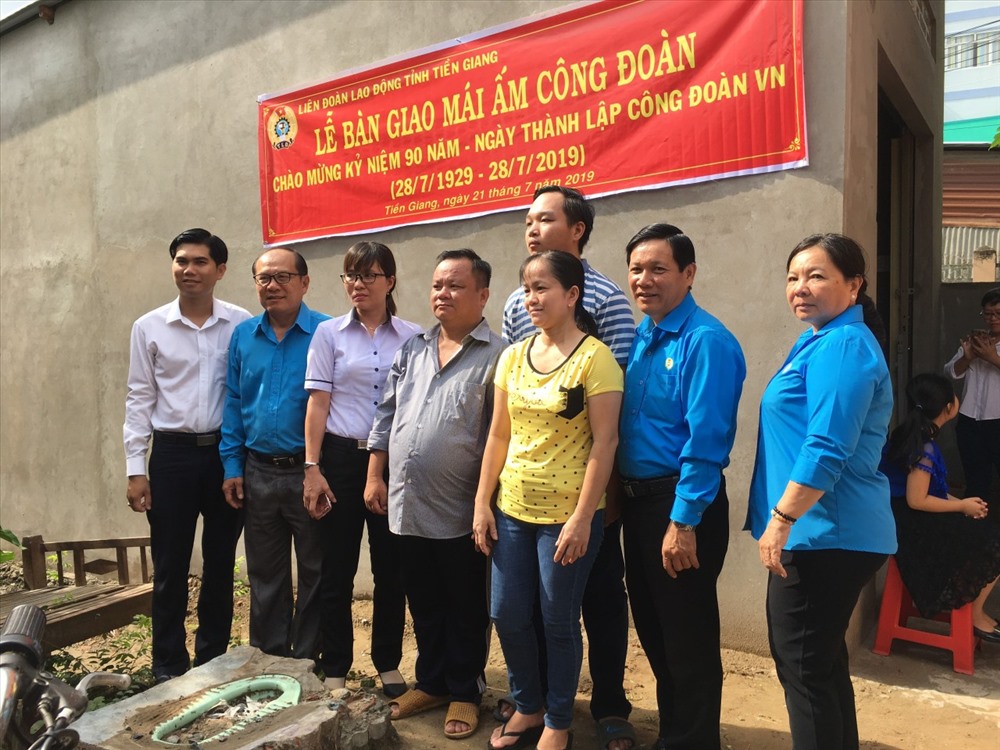 Phó Chủ tịch Thường trực LĐLĐ tỉnh Tiền Giang - ông Lê Minh Hùng (thứ 2 từ phải qua) trao MÂCĐ cho CĐV nhân kỷ niệm 90 năm Ngày thành lập CĐVN. Ảnh: Kỳ Quan.