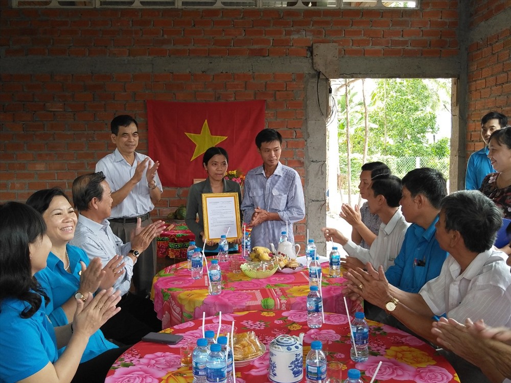Chủ tịch LĐLĐ tỉnh Tiền Giang - ông Trương Văn Hiền – trao MÂCĐ cho gia đình bà Lê Thị Cảnh là CĐV CĐCS xã Đông Hòa, huyện Châu Thành từ kinh phí tài trợ của Công đoàn Cao Su VN. Ảnh: Kỳ Quan