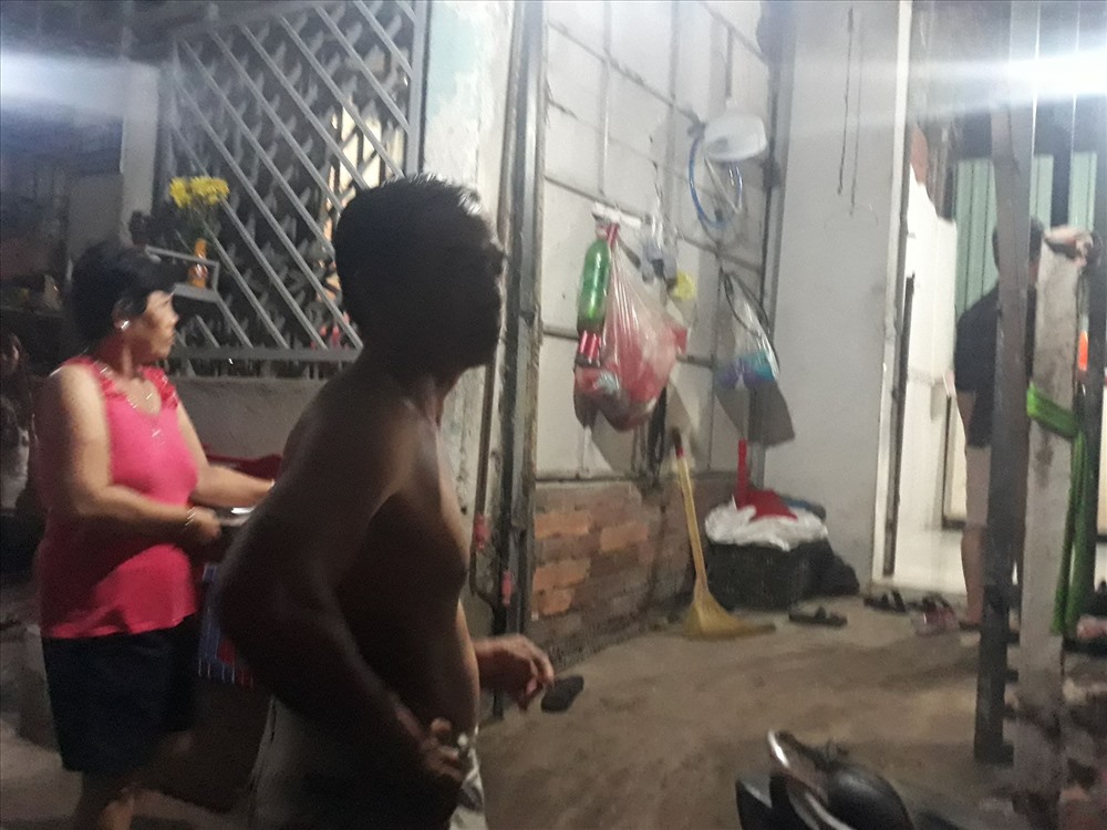 Hàng xóm đang tập trung giúp gia đình anh H. lo hậu sự cho con trai.