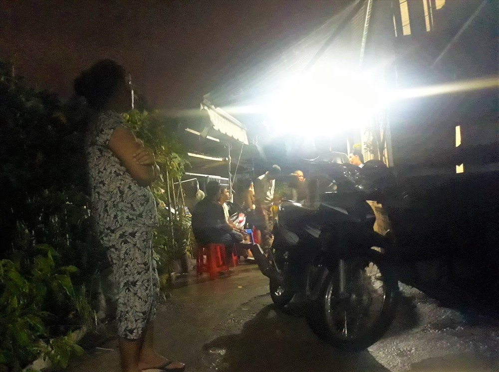 Hàng xóm đang tập trung giúp gia đình anh H. lo hậu sự cho con trai.