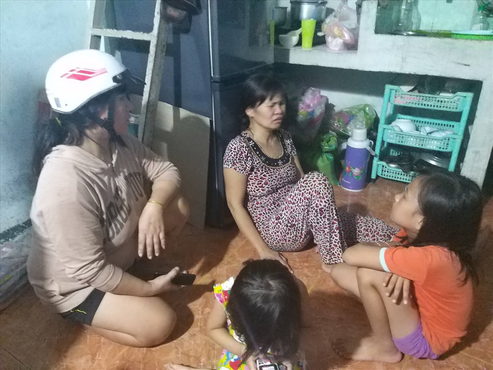 “Tôi chỉ cần con thôi, bao nhiều tiền cho đủ” - chị Diệp mẹ bè gục đầu xuống, tiếp tục khóc nấc.