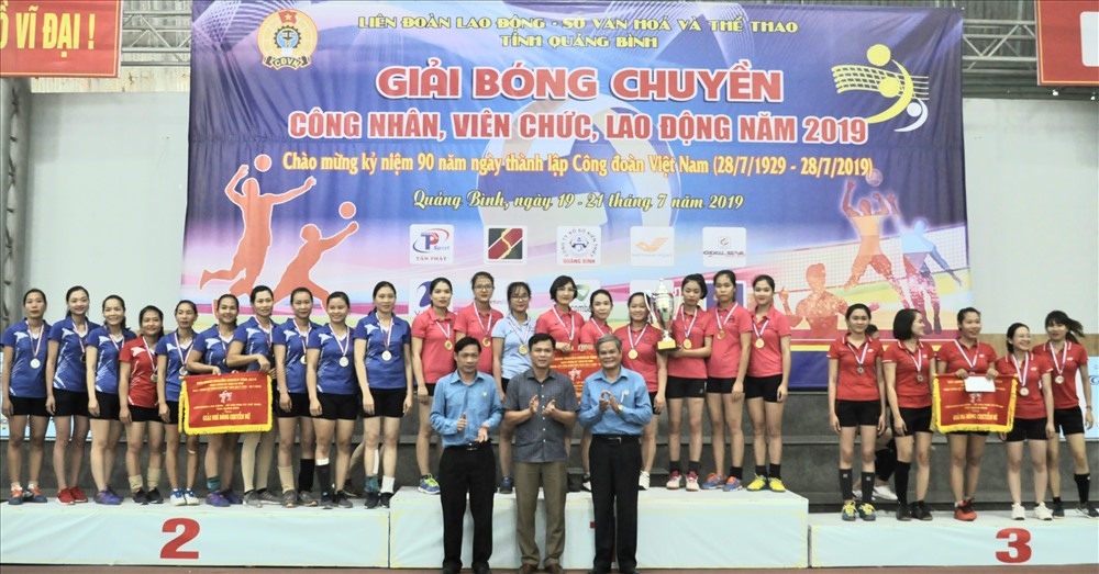 Trao giải cho các đội nữ đạt giải. Ảnh: Lê Phi Long