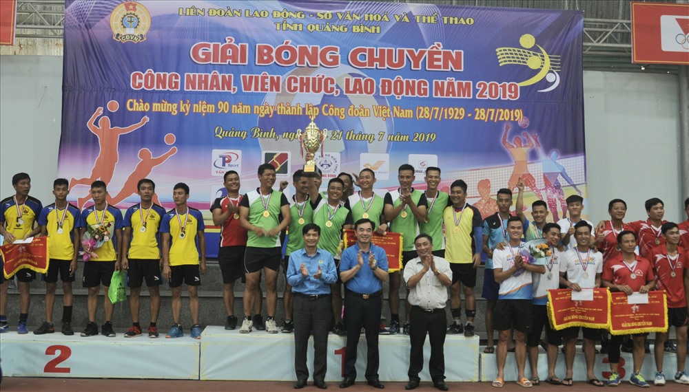 BTC trao giải cho các đội nam đạt giải. Ảnh: Lê Phi Long