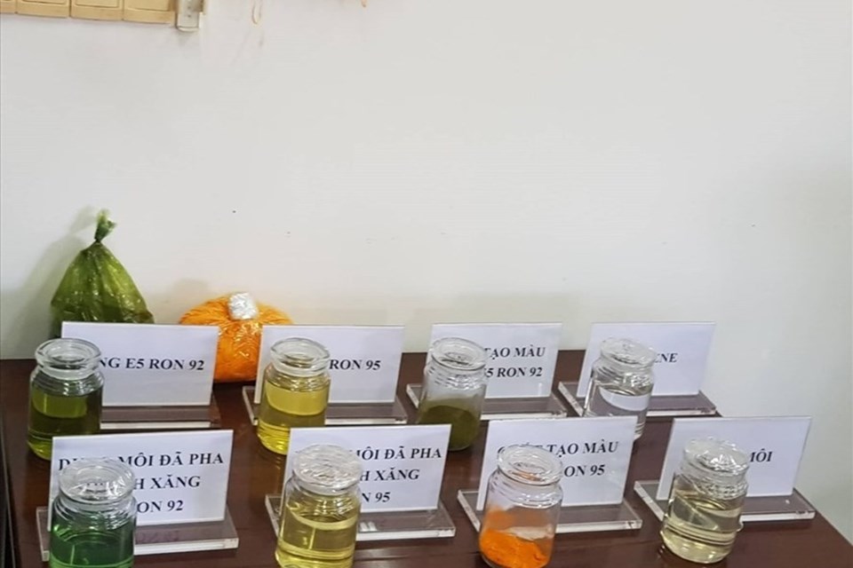 Tang vật chế tạo xăng giả mà Công an Đắk Nông thu giữ. Ảnh: Hữu Long Tang vật chế tạo xăng giả mà Công an Đắk Nông thu giữ. Ảnh: Hữu Long