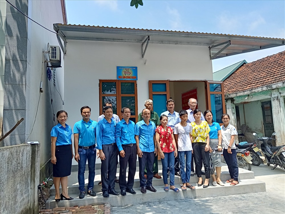 Quang cảnh lễ khánh thành nhà “Mái ấm Công đoàn” của đoàn viên có hoàn cảnh khó khăn. Ảnh: D.T