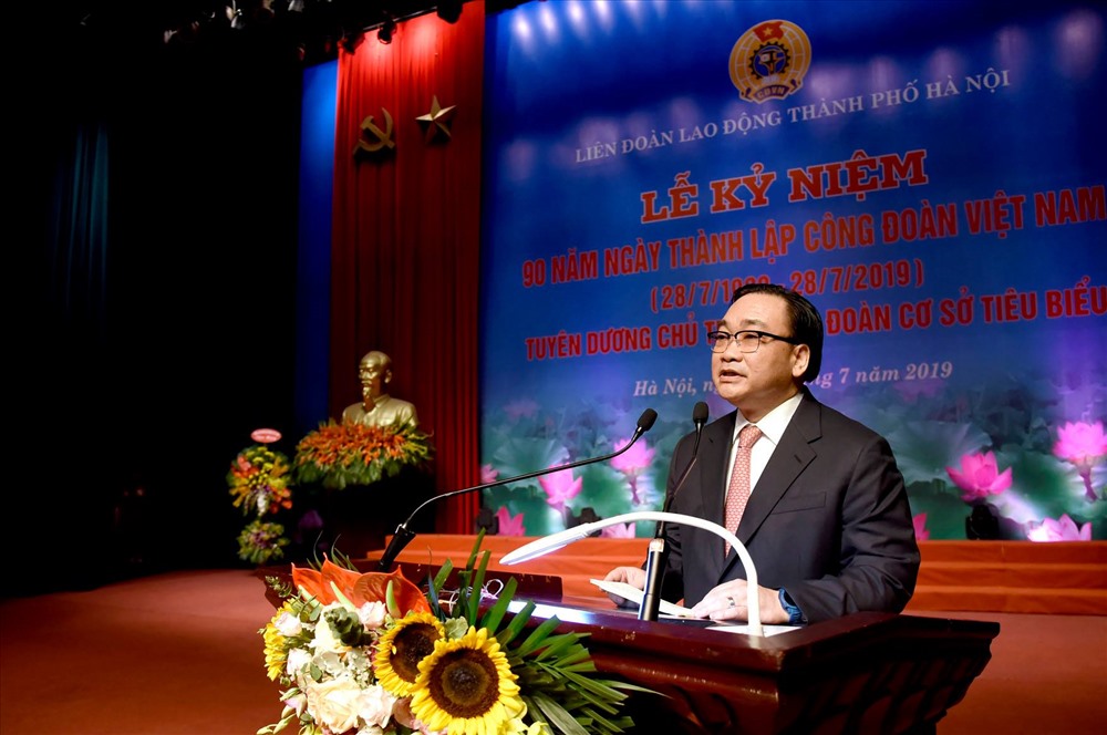 Đồng chí Hoàng Trung Hải, Ủy viên Bộ Chính trị, Bí thư Thành ủy Hà Nội phát biểu tại buổi lễ. Ảnh: H.A