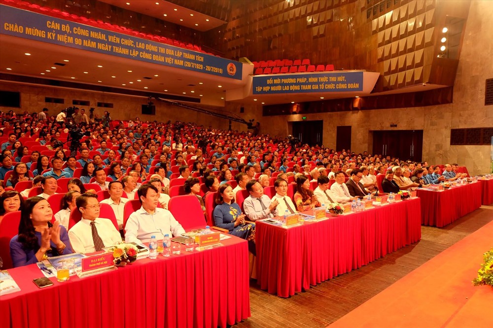 Đông đảo cán bộ công đoàn, lãnh đạo Thành uỷ, UBND TP.Hà Nội cùng tham dự buổi lễ. Ảnh: H.A