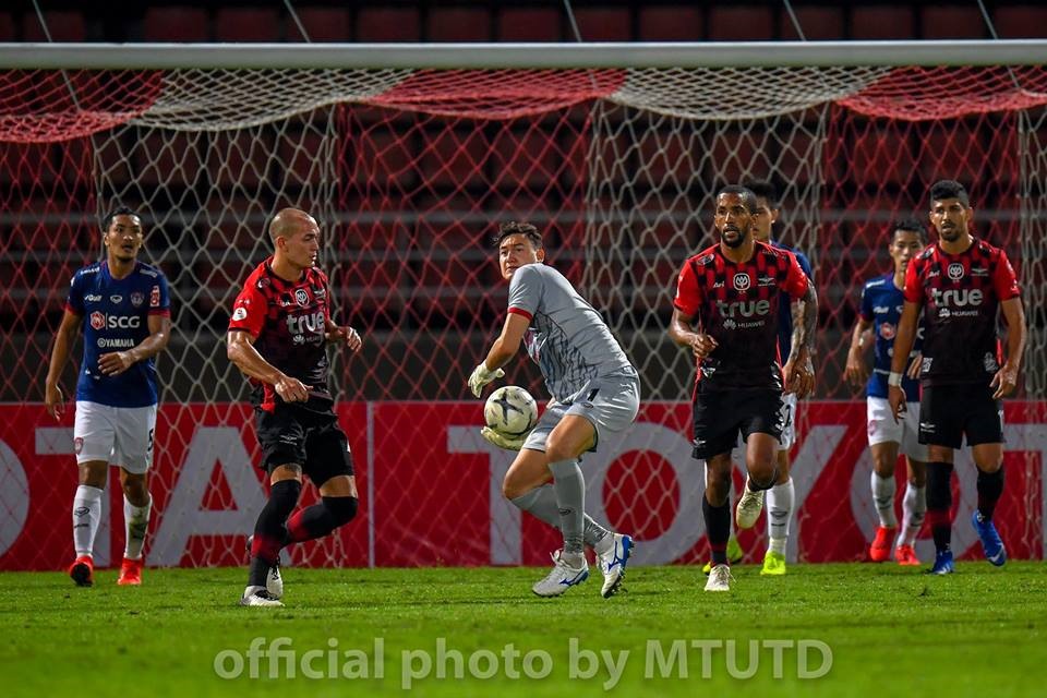 Văn Lâm chơi xuất sắc giúp Muangthong United bảo toàn được mảnh lưới sau 90 phút trước ứng cử viên cho chức vô địch Chiangrai United. Ảnh: Muangthong FC