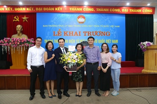 Đại diện các đơn vị, tổ chức chúc mừng đồng chí Vũ Văn Tiến đảm nhiệm thêm cương vị mới.
