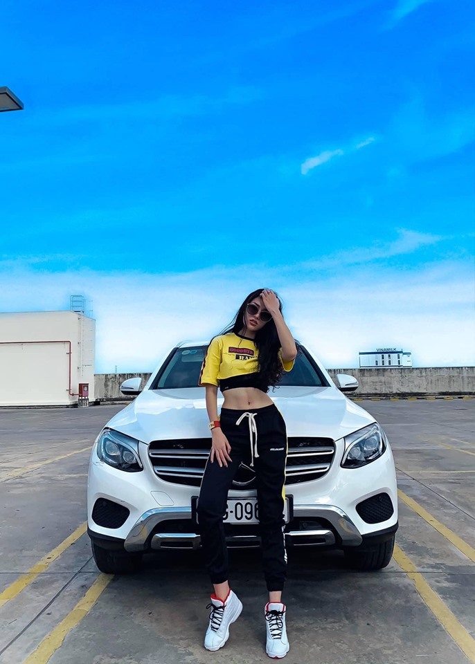 Trước đó, An Khương từng khoe dáng bên nhiều xe sang tiền tỷ khác như Mercedes-Benz GLC 250, Ford Mustang 2019.