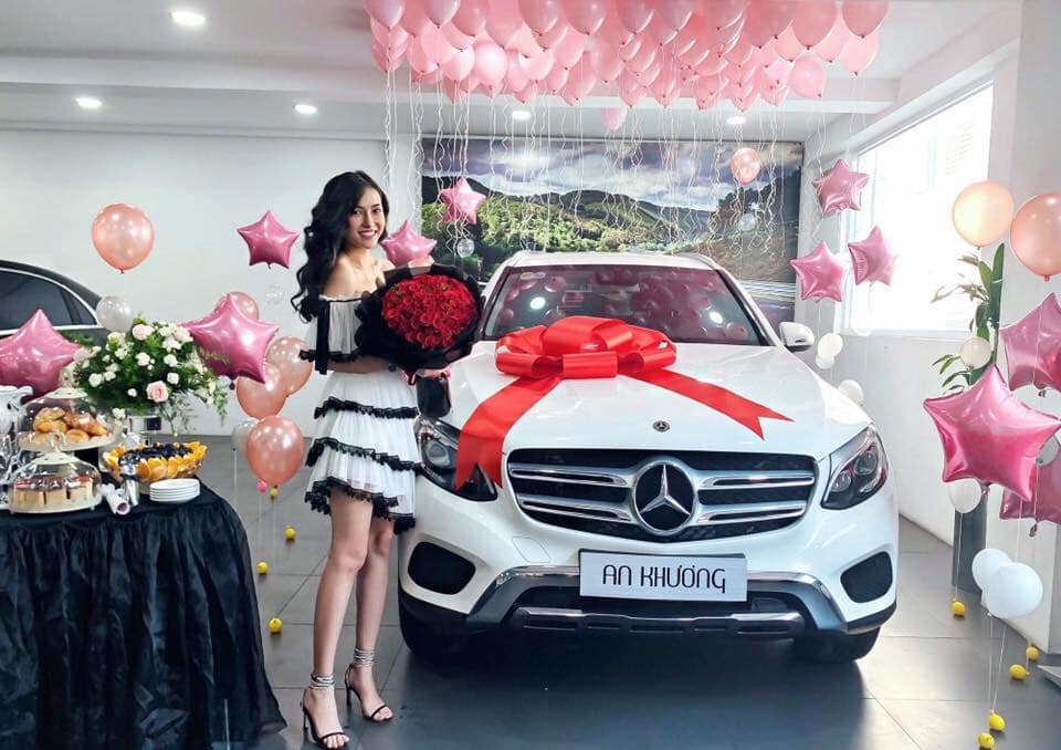 Trước đó, An Khương từng khoe dáng bên nhiều xe sang tiền tỷ khác như Mercedes-Benz GLC 250, Ford Mustang 2019.