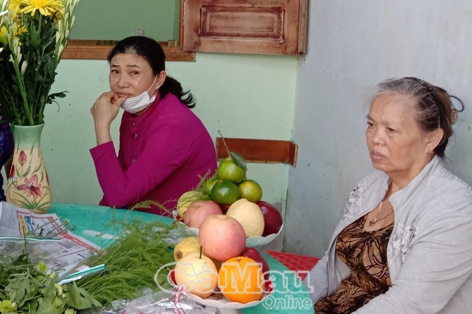 Người thân của chị Thư thẩn thờ trước cái chết bất ngờ của chị Thư (ảnh Báo Cà Mau)
