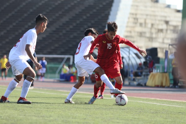 U22 Việt Nam từng gặp khó khăn trên mặt cỏ nhân tạo tại giải U22 Đông Nam Á 2019. Ảnh: VFF