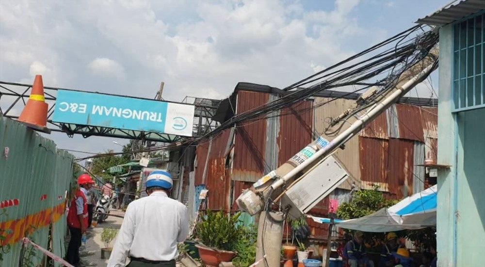 Lực lượng chức năng đang khắc phục sự cố. Ảnh: PV