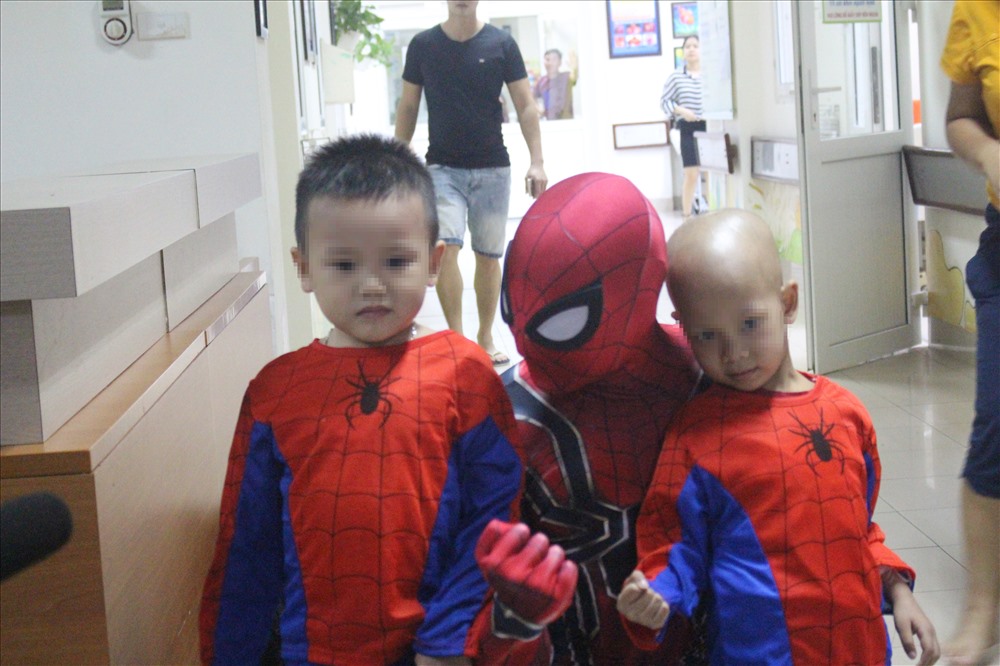Các em nhỏ rất vui khi được gặp gỡ “người nhện“.