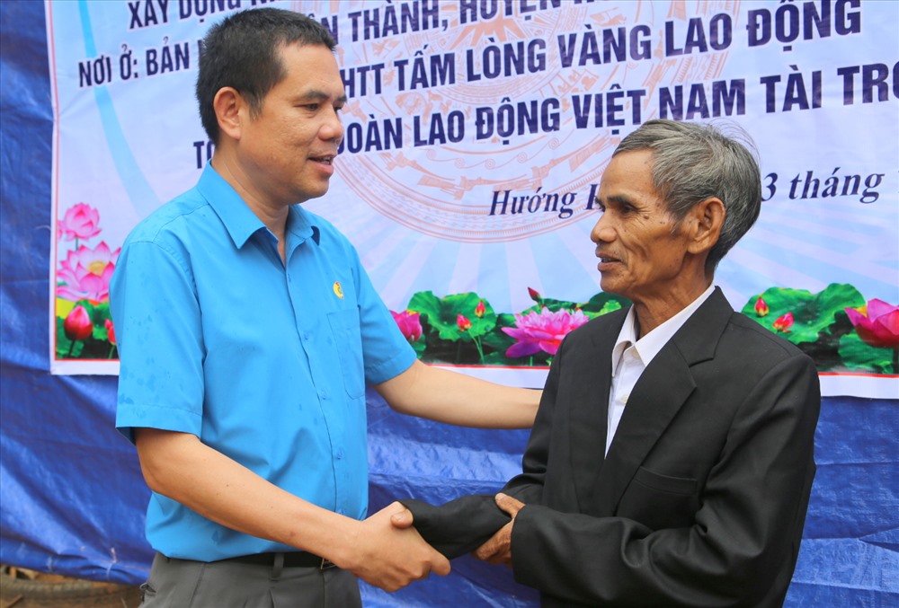Ông Lâm Chí Công - Trưởng VPĐD Báo Lao Động khu vực Bắc Trung Bộ đại diện Quỹ TLV Lao Động chia sẻ niềm vui với ông Hồ Văn Đi. Ảnh: Hưng Thơ.