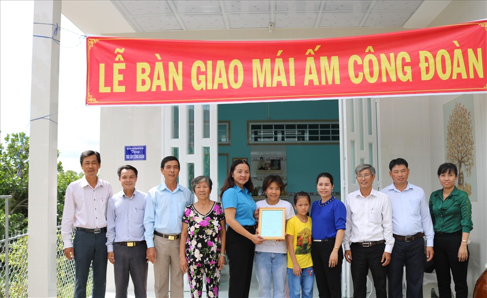Bà Huỳnh Thị Hiền - phó Chủ tịch TT LĐLĐ TP Cần Thơ trao quyết định bàn giao nhà cho chị Huỳnh Chị Diễm. ảnh: Thành Nhân
