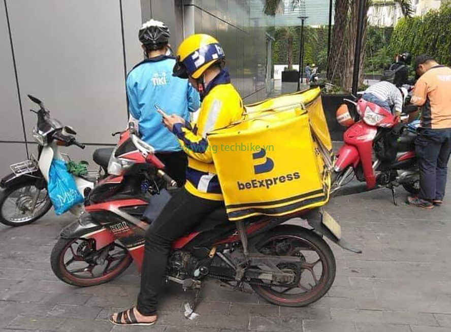 Các tài xế xe ôm công nghệ hiện có thể vừa làm dịch vụ chở khách kiêm giao hàng, giao thức ăn (ảnh: techbike.vn).