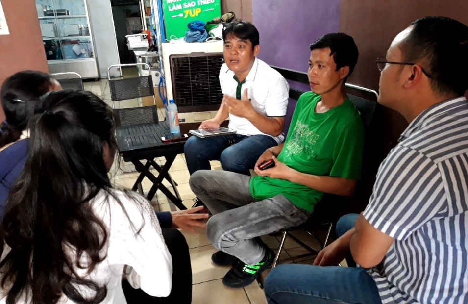 Gia đình cô gái mất xe đến cảm ơn “hiệp sĩ” Nguyễn Thanh Hải đã tìm được xe.