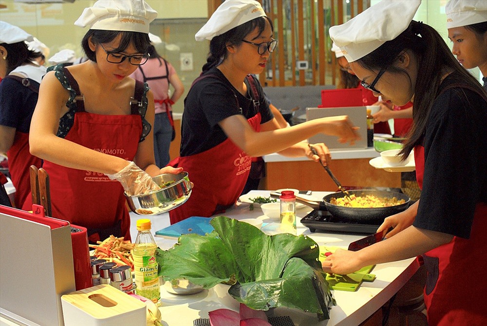 Sử dụng bao tay từ chất liệu nhựa sinh học phân hủy hoàn toàn tại Ajinomoto Cooking Studio (ảnh:A.T).