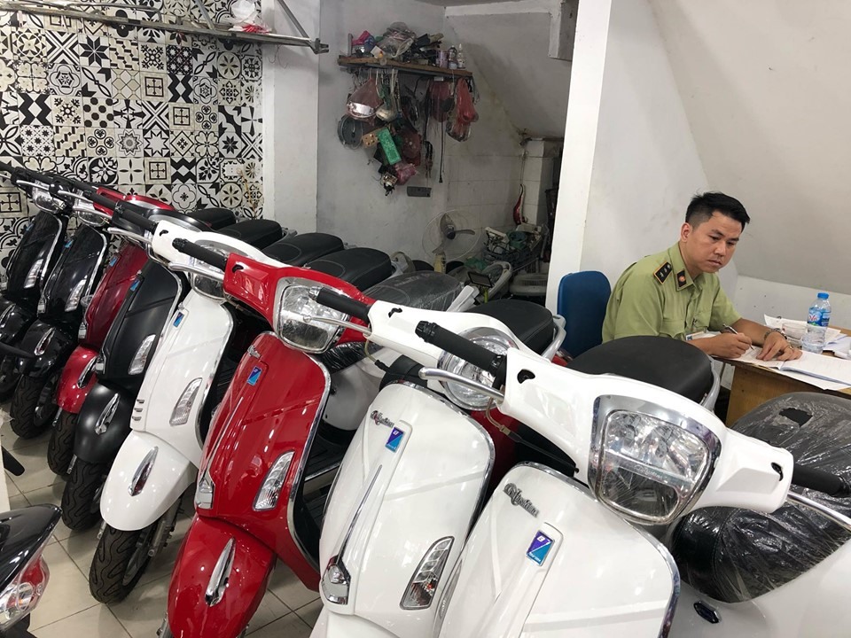 Nhiều xe máy bị Quản lý thị trường thu giữ vì có dấu hiệu thay đổi động cơ xe.