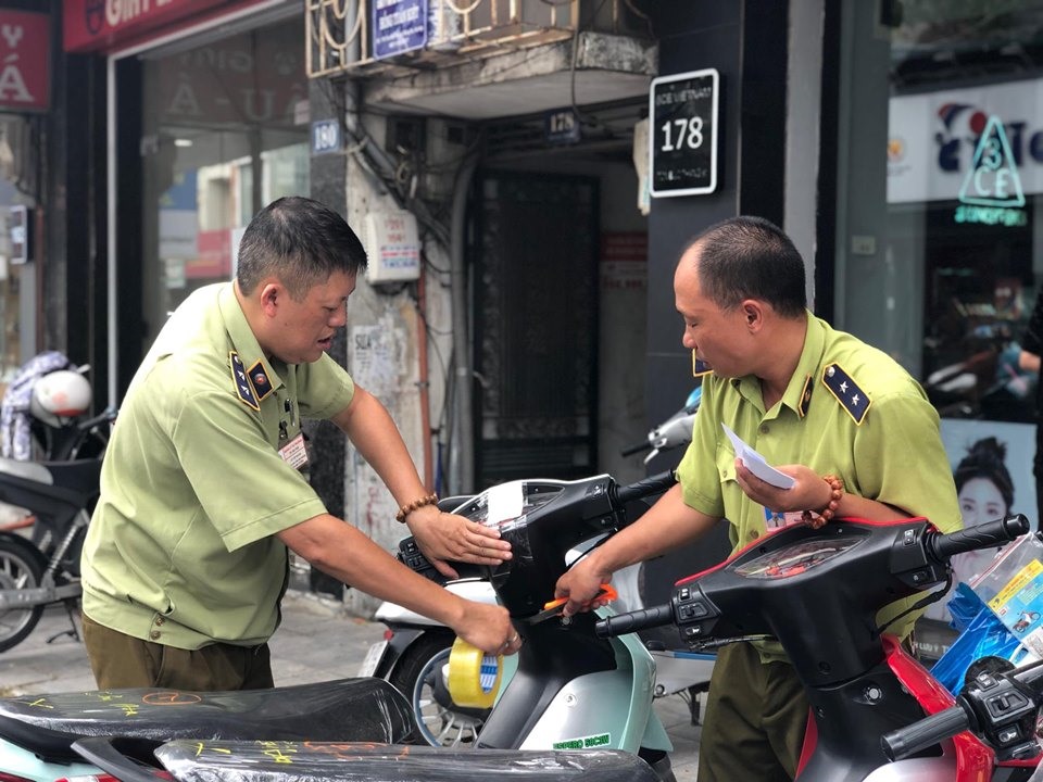 Nhiều xe máy bị Quản lý thị trường thu giữ vì có dấu hiệu thay đổi động cơ xe.