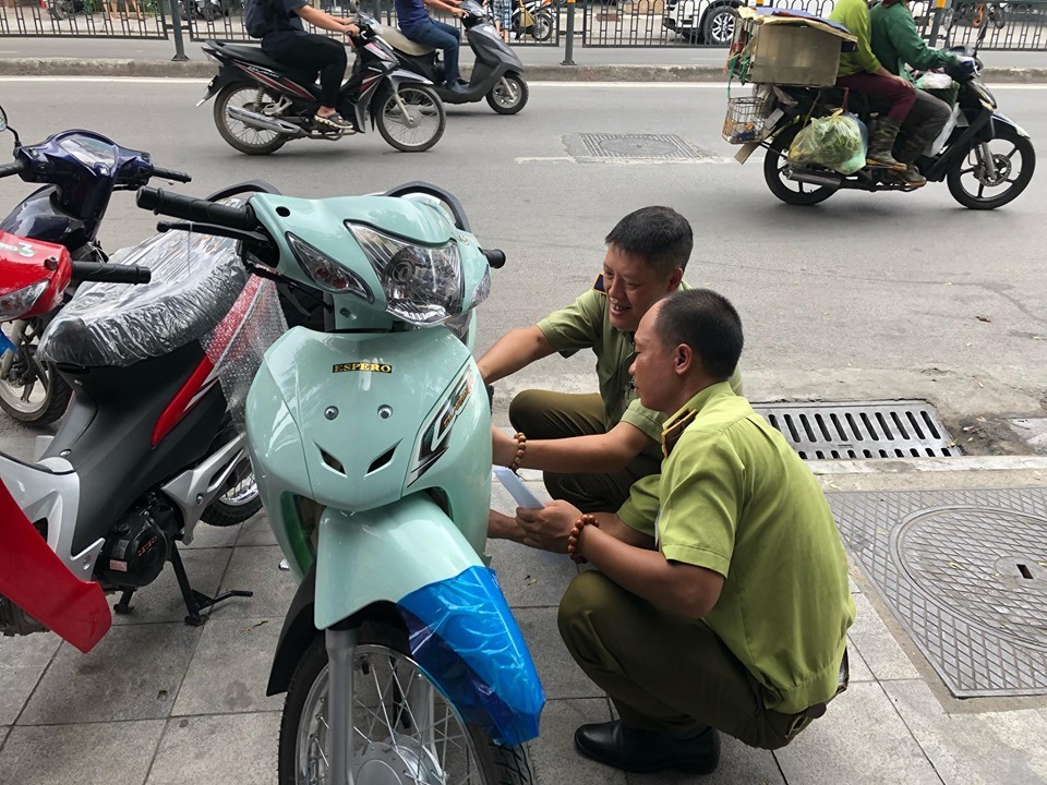 Nhiều xe máy bị Quản lý thị trường thu giữ vì có dấu hiệu thay đổi động cơ xe.