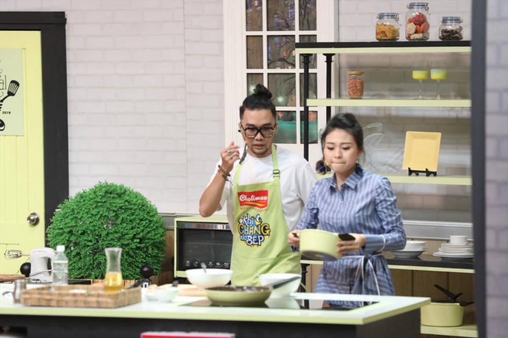 Lê Lộc trổ tài nấ nướng. Ảnh : Lê Nhân