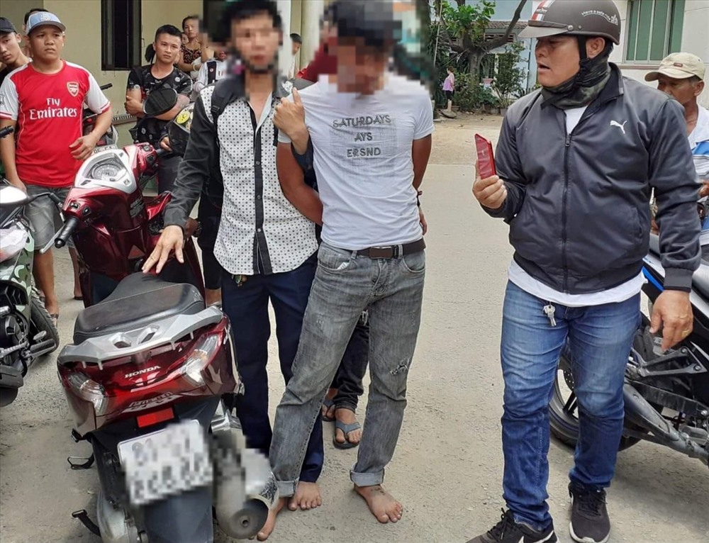 Đối tượng trộm xe máy và tang vật bị các hiệp sĩ bắt giữ.