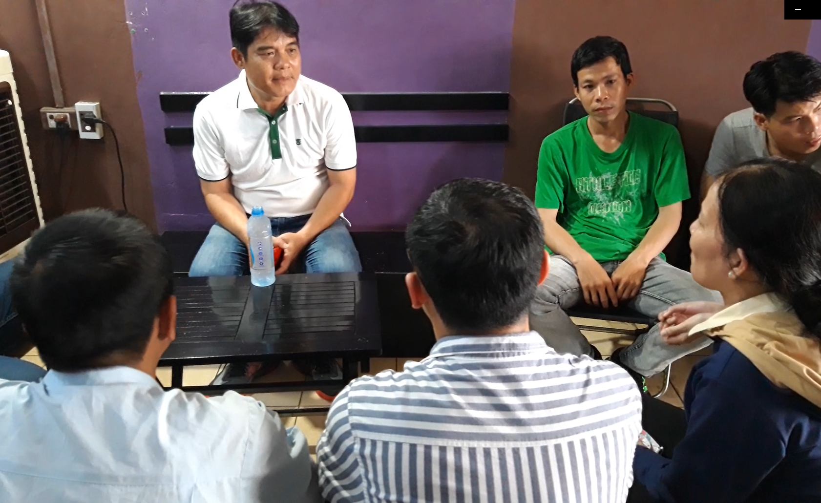 Gia đình cô gái mất xe đến cảm ơn “hiệp sĩ” Nguyễn Thanh Hải đã tìm được xe.
