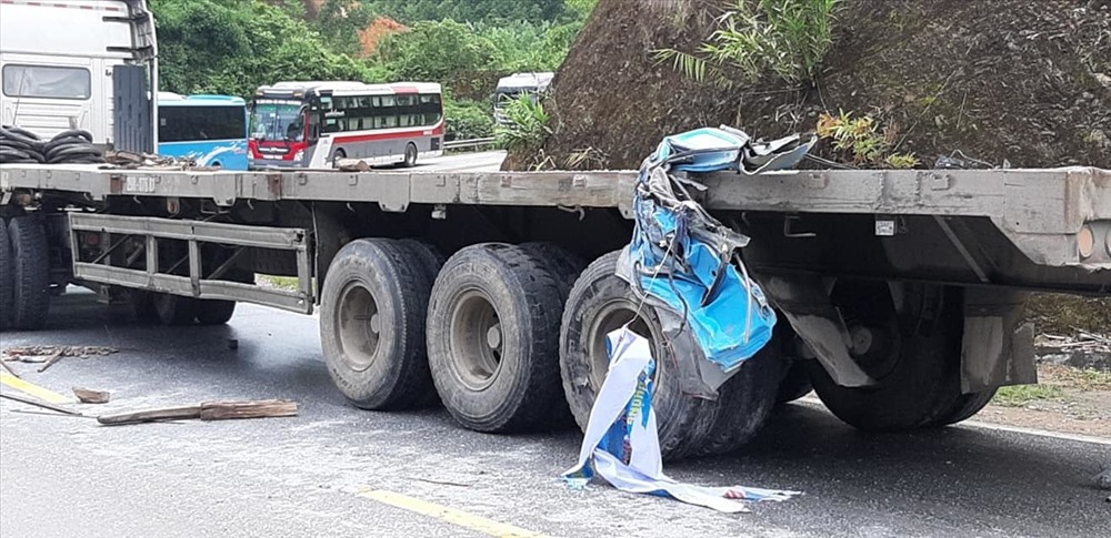 Chiếc xe đầu kéo va chạm với xe khách trong vụ tai nạn.