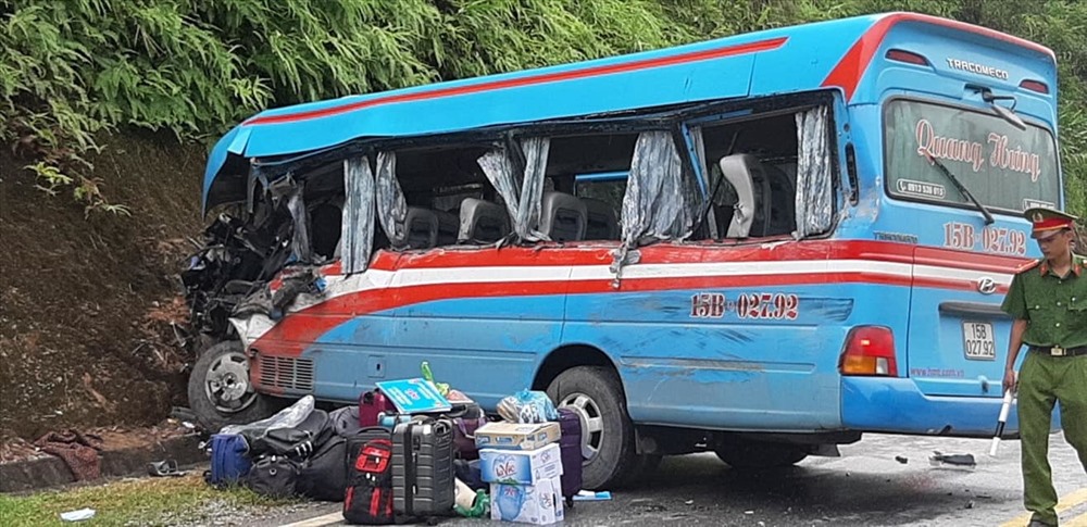 Xe khách gặp nạn trên QL2 qua Tuyên Quang. Ảnh: atgt.vn.