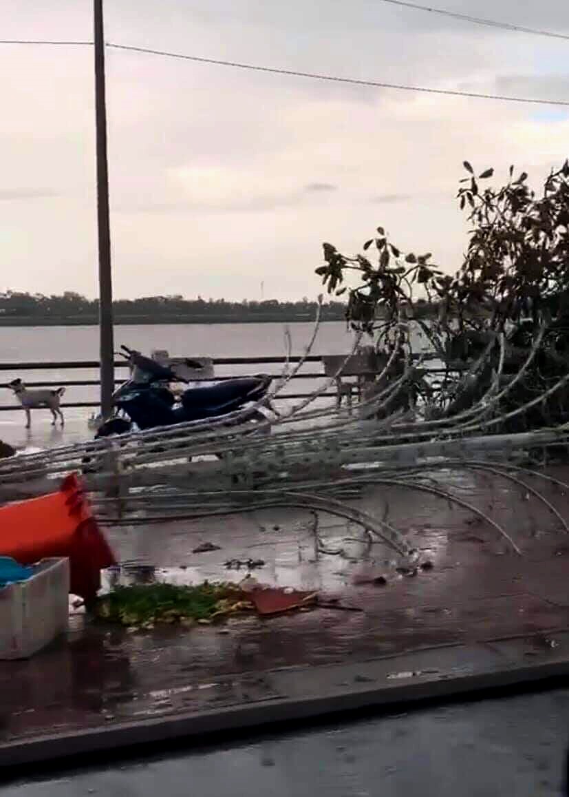 Trụ điện bị ngã. Ảnh: LT