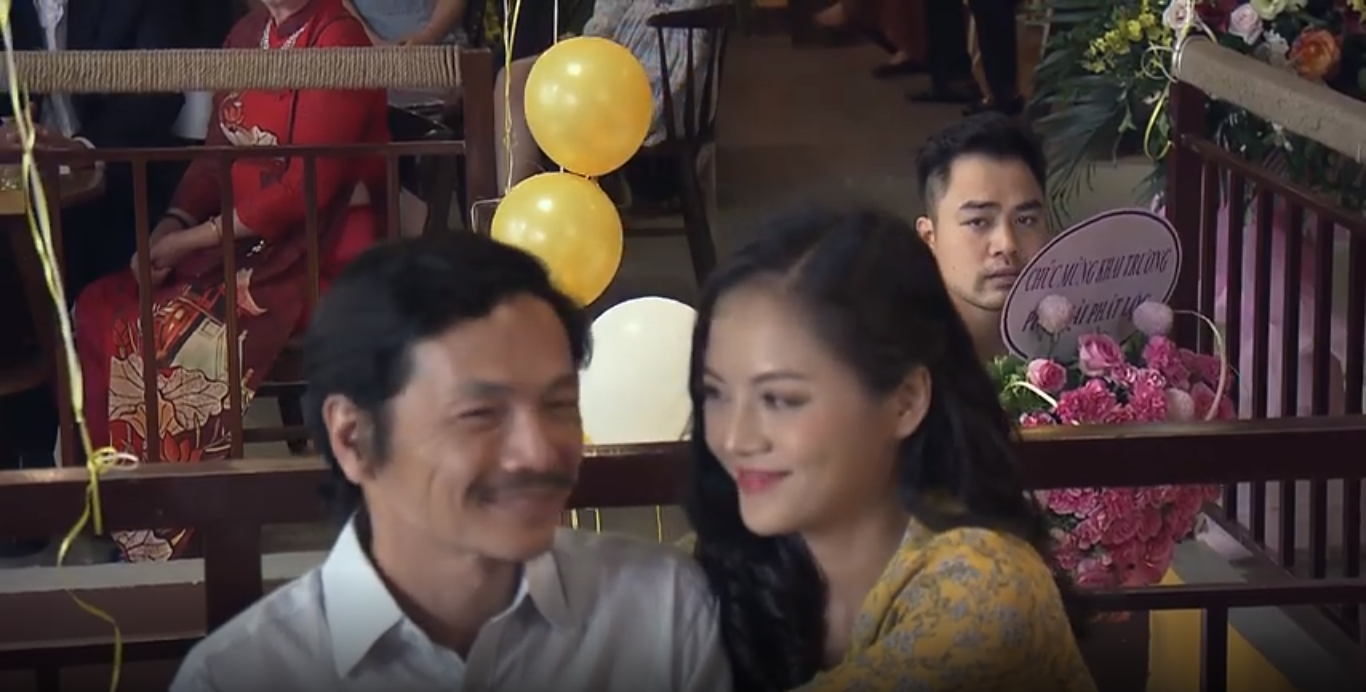 Khải đến chúc mừng vợ cũ khai trương cửa hàng. Ảnh cắt từ clip