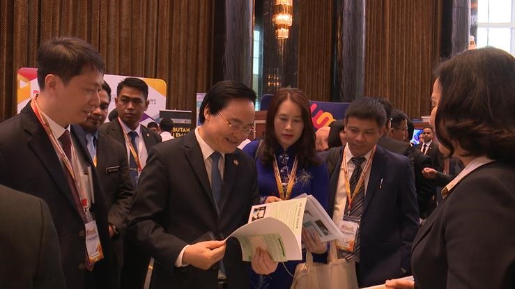 Bộ trưởng Phùng Xuân Nhạ thăm quan triển làm trong khuôn khổ Hội nghị. Ảnh: moet