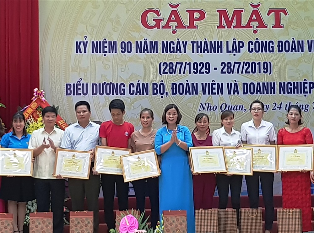 Đại diện lãnh đạo huyện Nho Quan và LĐLĐ huyện tặng giấy khen cho cán bộ đoàn viên tiêu biểu. Ảnh: NT