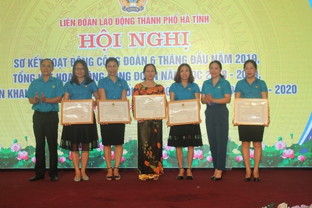 5 tập thể được tặng bằng khen. Ảnh: TT