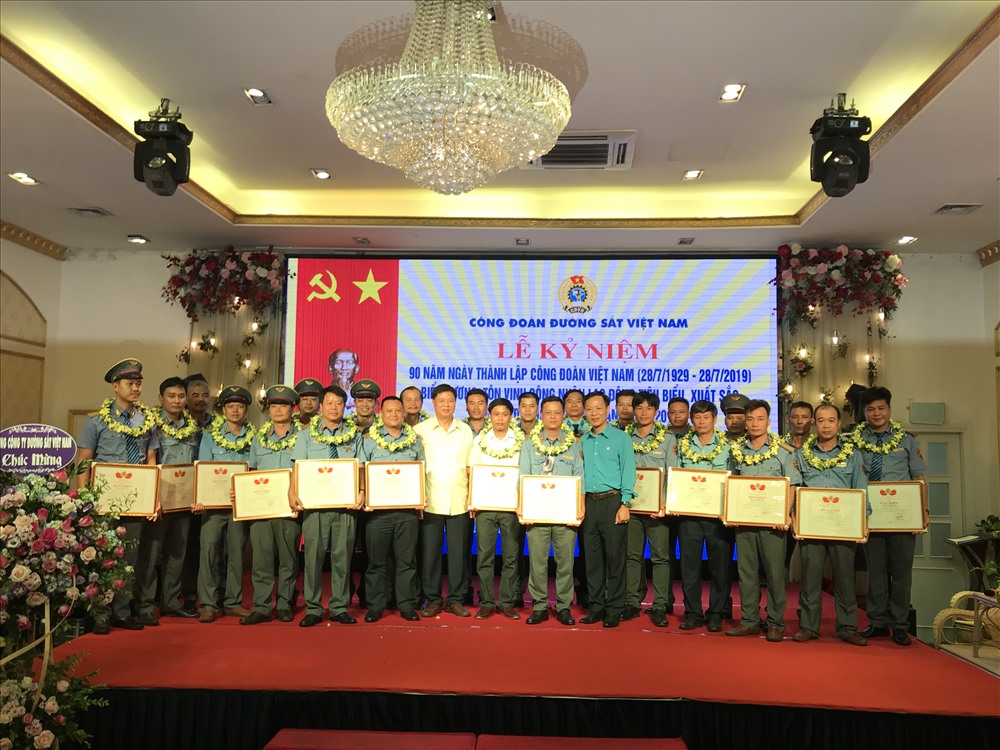 Lãnh đạo TCty và CĐ Đường sắt VN trao Bằng khen cho CNLĐ tiêu biểu
