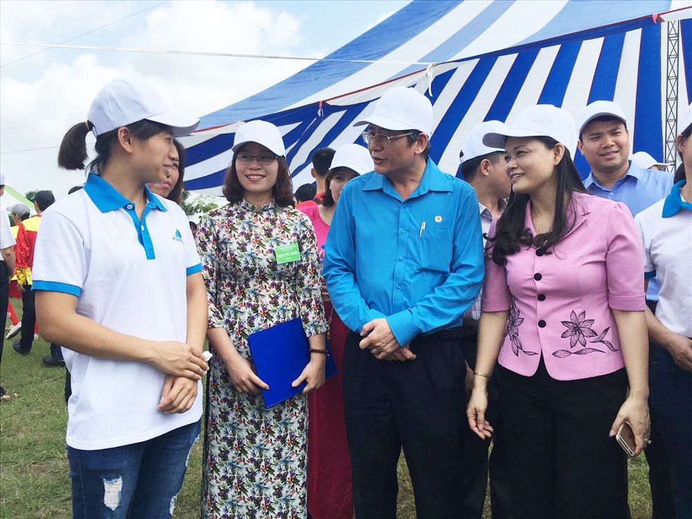 Phó Chủ tịch Thường trực Tổng LĐLĐVN Trần Thanh Hải động đoàn viên, cán bộ công đoàn tỉnh Hưng Yên. Ảnh: H.A