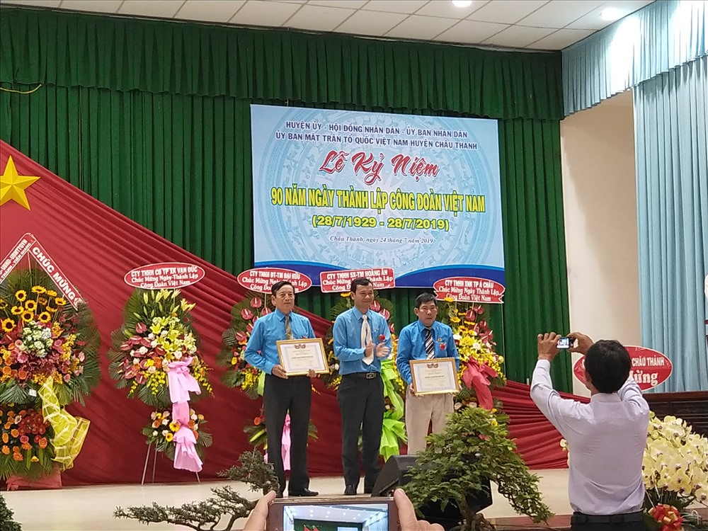 Khen thưởng cán bộ CĐ tiêu biểu. Ảnh: Kỳ Quan
