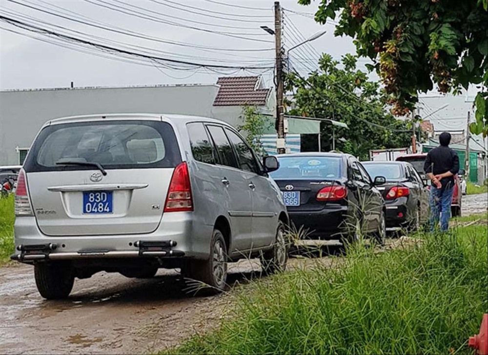 Xe công biển xanh chở cán bộ và người nhà đi dự đám cưới ở Sóc Trăng. Ảnh: T.L