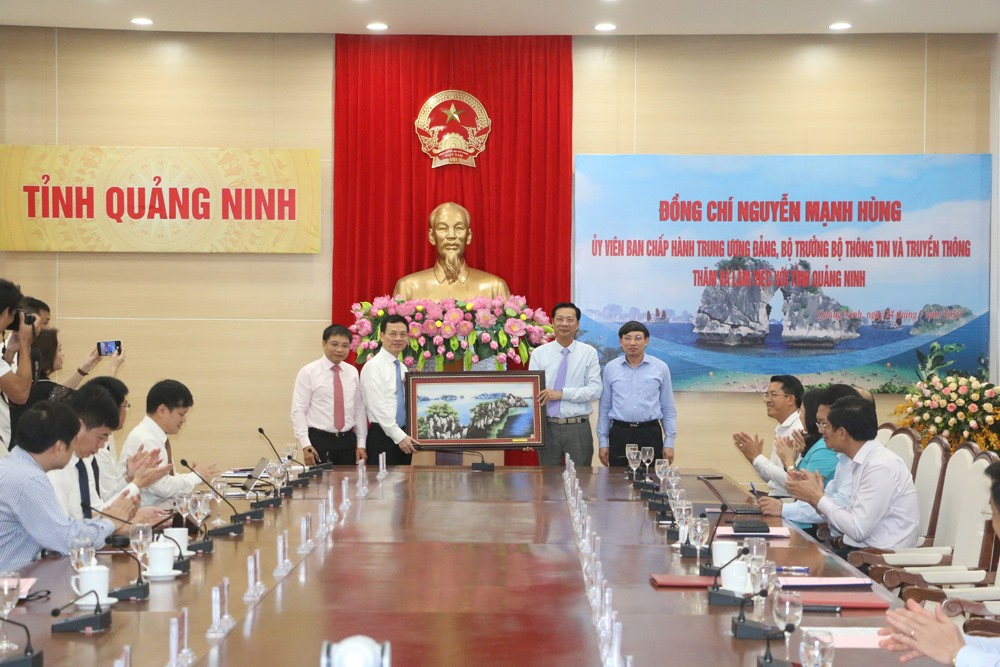 Buổi làm việc giữa Bộ TT&TT và tỉnh Quảng Ninh. Ảnh: BQN