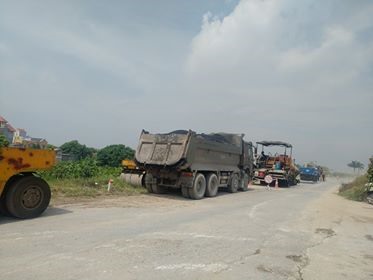 Cơ quan chức năng đang đắp gia cố đoạn đường bị nún nứt. Ảnh: ĐT